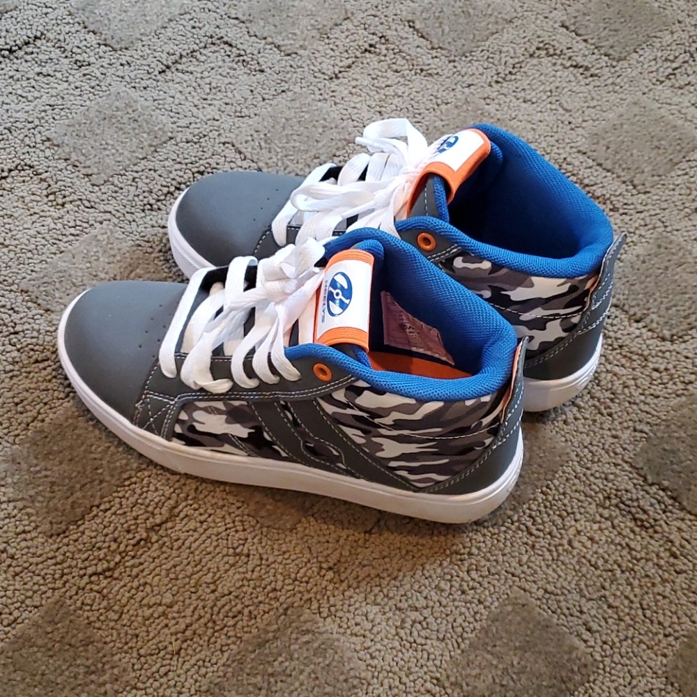 Heelys kids sneakers... size 4. great condition